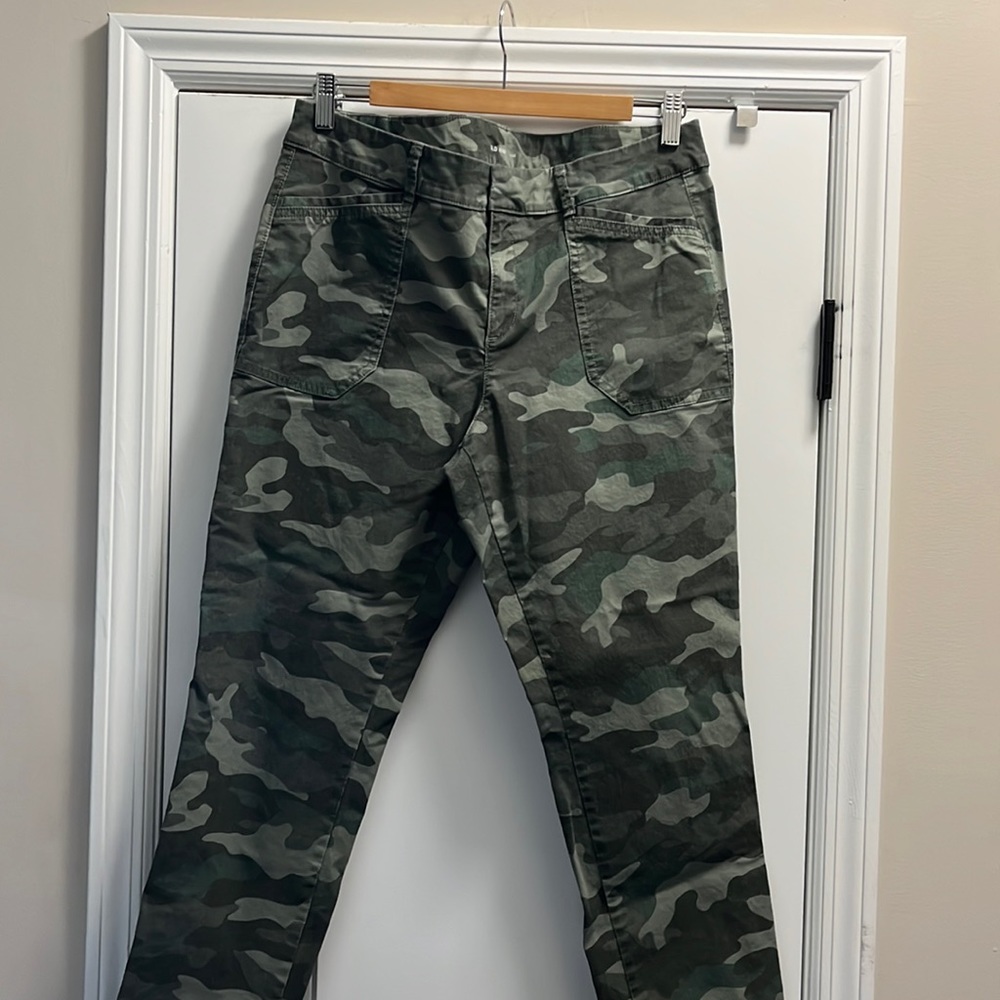 Camoflauge, pixie pants. front & back pockets. Ankle length.